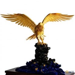 Tượng đại bàng tung cánh dát vàng