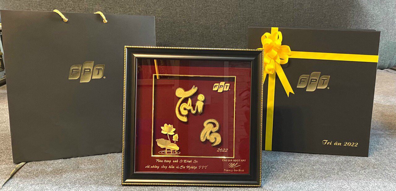 quà tặng tranh chữ tri ân dát vàng