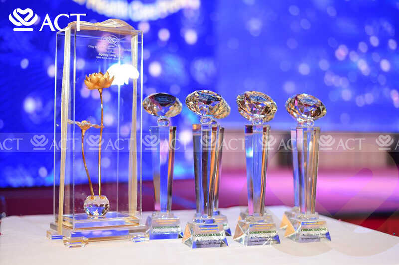Chậu sen dát vàng, quà tặng VIP của công ty cổ phần chăn nuôi CP Việt Nam