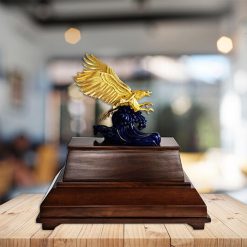 Tượng chim đại bàng trong phòng khách