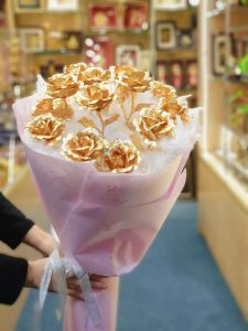 Bó hoa hồng dát vàng