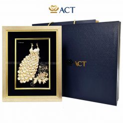 tranh chim cong dat vang