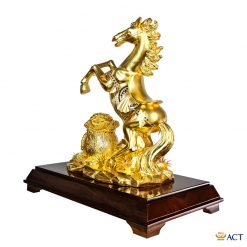 Tượng ngựa tài lộc dát vàng với đế gỗ óc chó tự nhiên