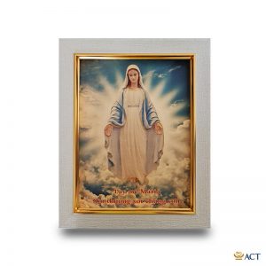Ảnh đức mẹ Maria trên tấm phủ vàng
