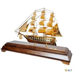 Mô hình thuyền buồm đế gỗ óc chó
