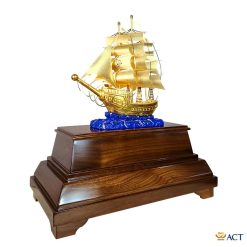 Thuyền buồm dát vàng
